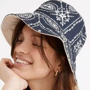 NWT Madewell reversible quilted bucket hat (navy and cream)